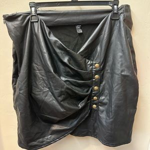 Send to XL imitation leather black skirt just above the knee